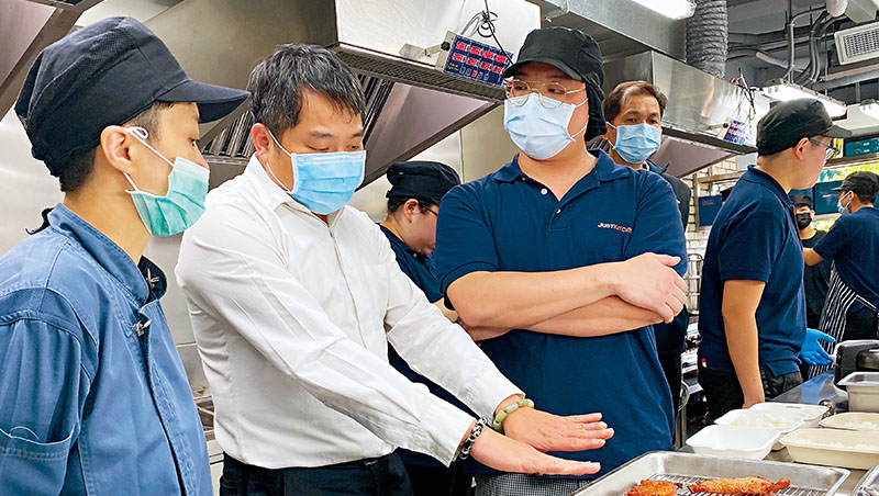 今年3月，鬍鬚張副總經理李大圳（左2）來到Just Kitchen高雄廚房，手把手做技術指導，包含排骨的酥脆度和口味，都是關鍵